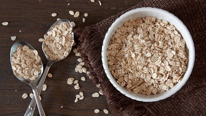 oats in bowl and in spoons 